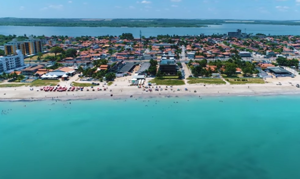 Areia Dourada: praia para repor energias em cenário belo e calmo